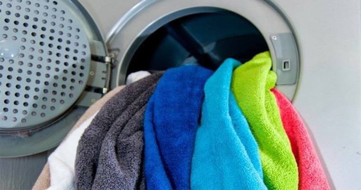 Жесткие полотенца что делать. Стирка полотенец. Полотенце в стиральной машине. Полотенца махровые на стиральной машине. Махровое полотенце в стиральной машинке.