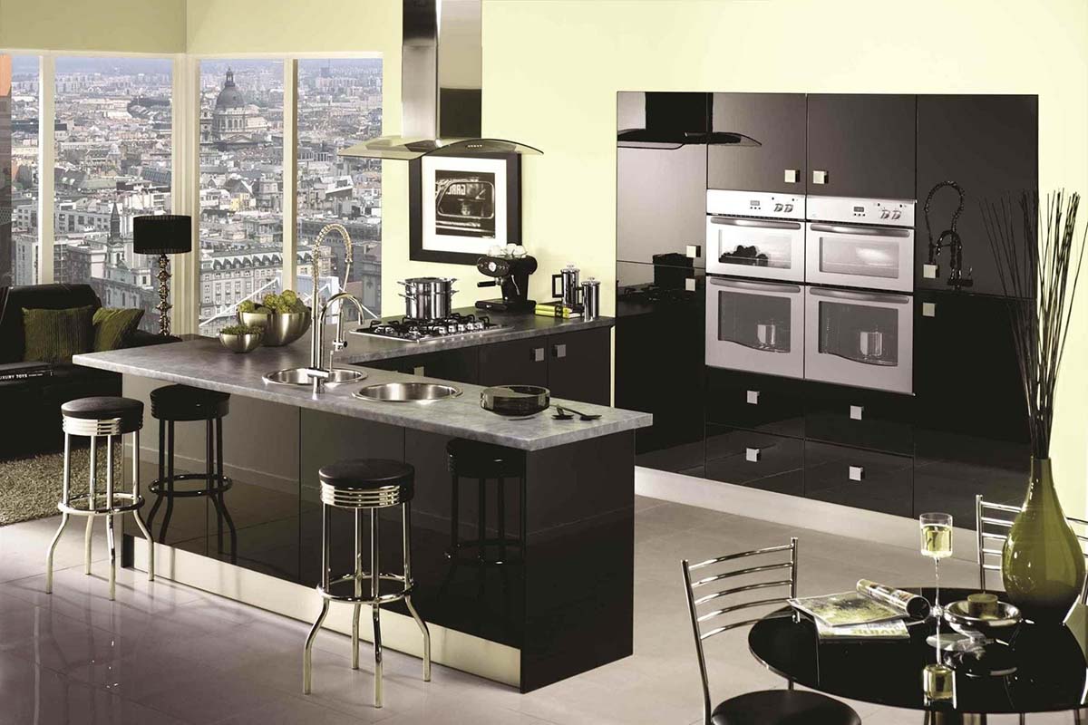 Кухня в черных тонах. Черные кухни. Кухня в черном цвете. Черный кухонный гарнитур. Кухня в черно белых тонах.