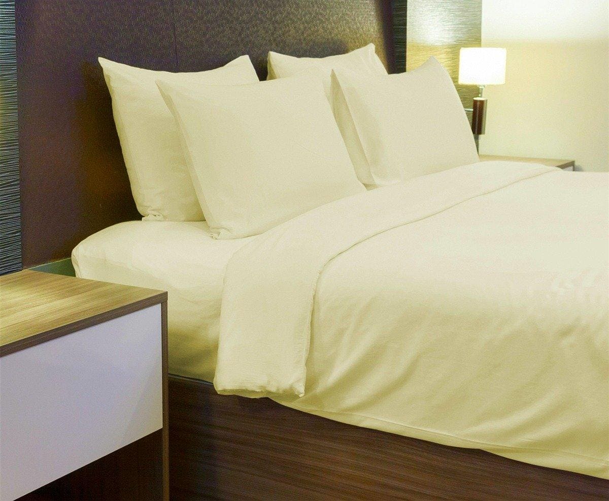 Одноцветное постельное белье в интерьере маленькой спальни