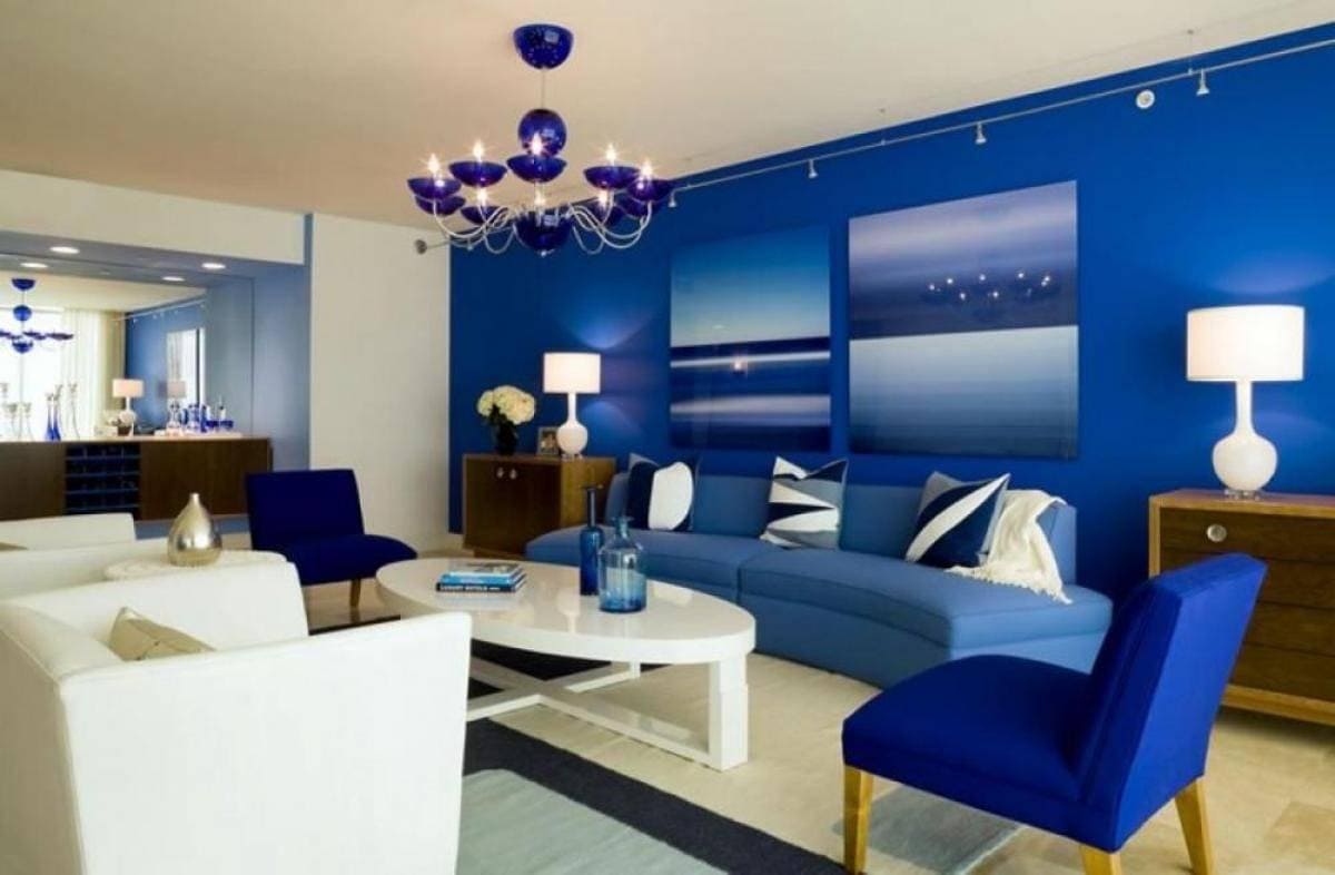 темно синий цвет в интерьере гостиной
