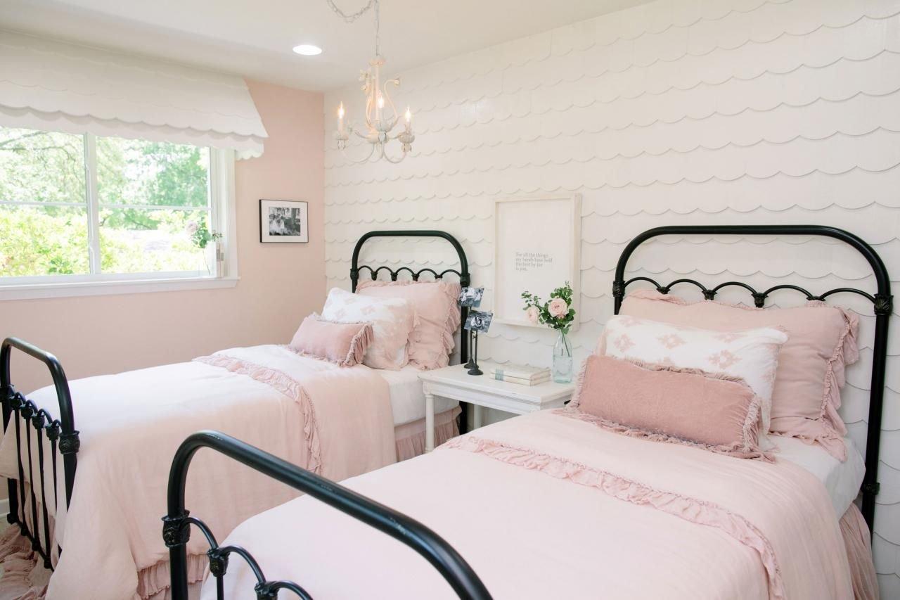 Текстиль в спальне розовых тонах